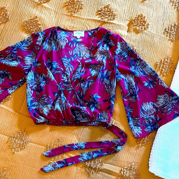 FREE SHIP Everly Floral Faux Wrap Cropped Top, Sz S - Picture 3 of 7